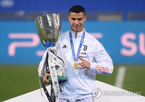 20일(현지시간) 이탈리아 레조 에밀리아 마페이 스타디움에서 열린 이탈리아 슈퍼컵(수페르코파 이탈리아나) 결승전 유벤투스 FC 대 SSC 나폴리의 경기에서 우승한 유벤투스의 크리스티아누 호날두(36)가 우승 트로피를 들고 있다.    [레조 에밀리아=로이터 연합뉴스]